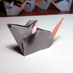 Plantilla de papiroflexia ilustrada del Ratoncito Zori para taller de origami de 1000 unidades.